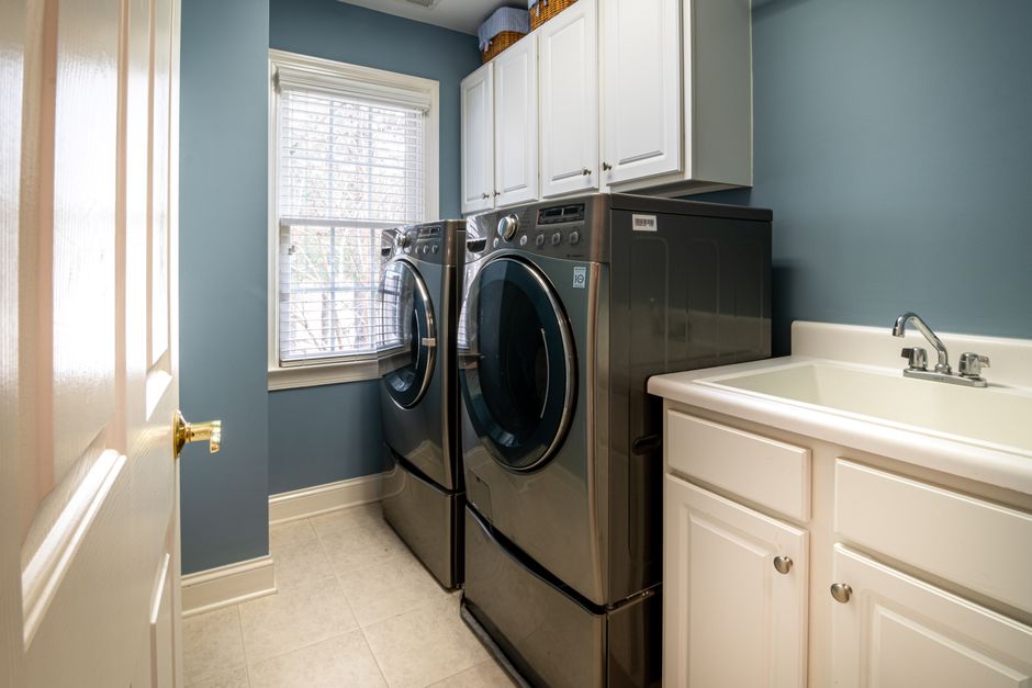 Lave-linge séchant installé dans la salle de bain d'un petit appartement