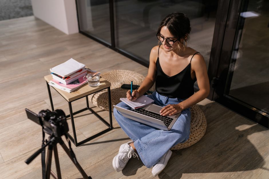 Femme suivant une formation en ligne sur son ordinateur portable à domicile