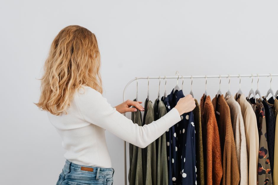 Dressing féminin organisé avec vêtements suspendus, illustrant le tri d'une box de style Lookiero