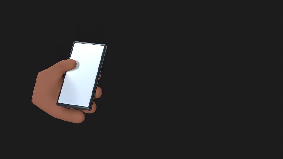 Joueur tenant un smartphone pendant une partie de jeu mobile, illustration d'un test d'application