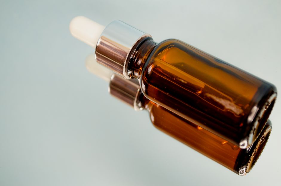 Sérum cosmétique en applicateur posé sur une coiffeuse, ambiance routine de soin