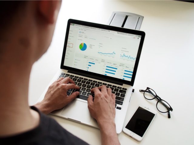 HubSpot ou Mailchimp pour automatiser campagnes marketing