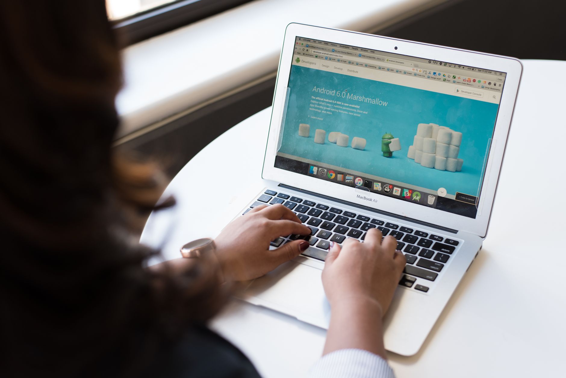 personne travaillant sur un ordinateur portable, page web ouverte dans le navigateur, en train de consulter un outil en ligne