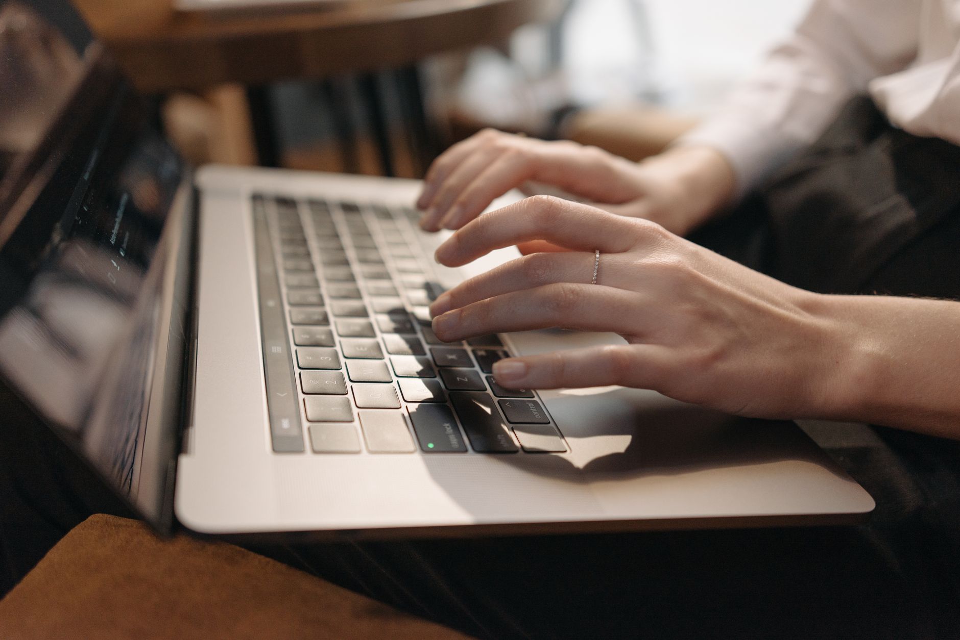 gros plan de mains tapant sur le clavier d'un ordinateur portable pour utiliser un générateur en ligne