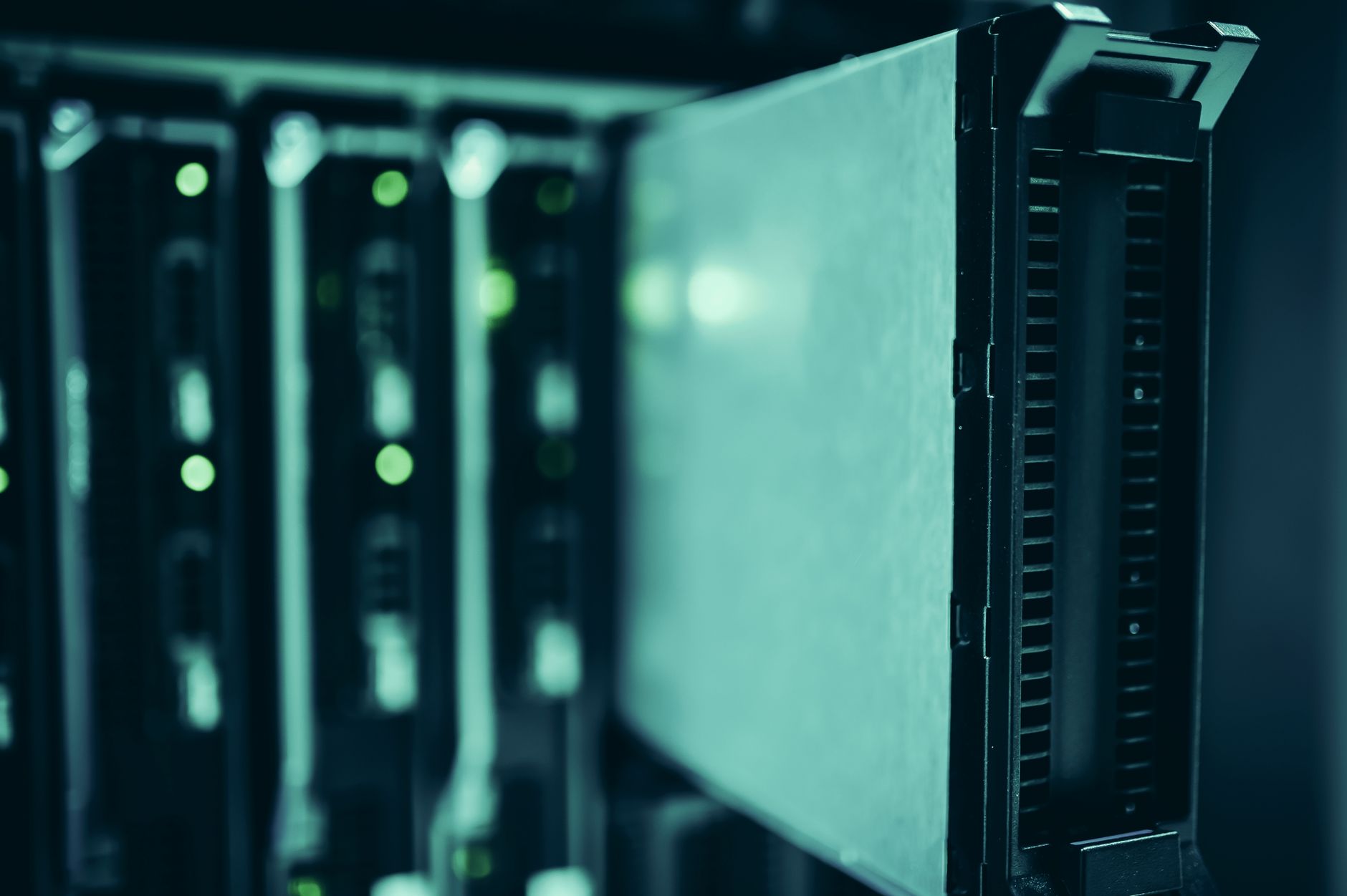 rangées de serveurs et de baies actives dans une salle de data center