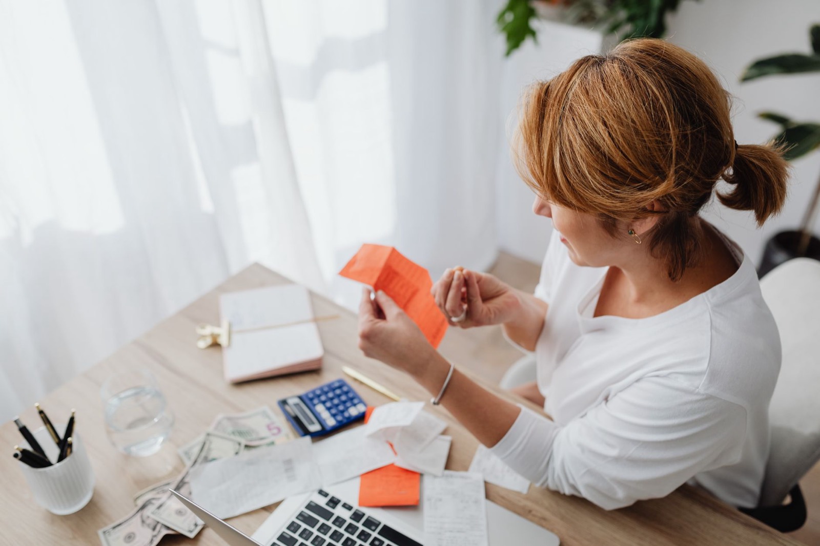 Bureau d'indépendant avec calculatrice et factures papier