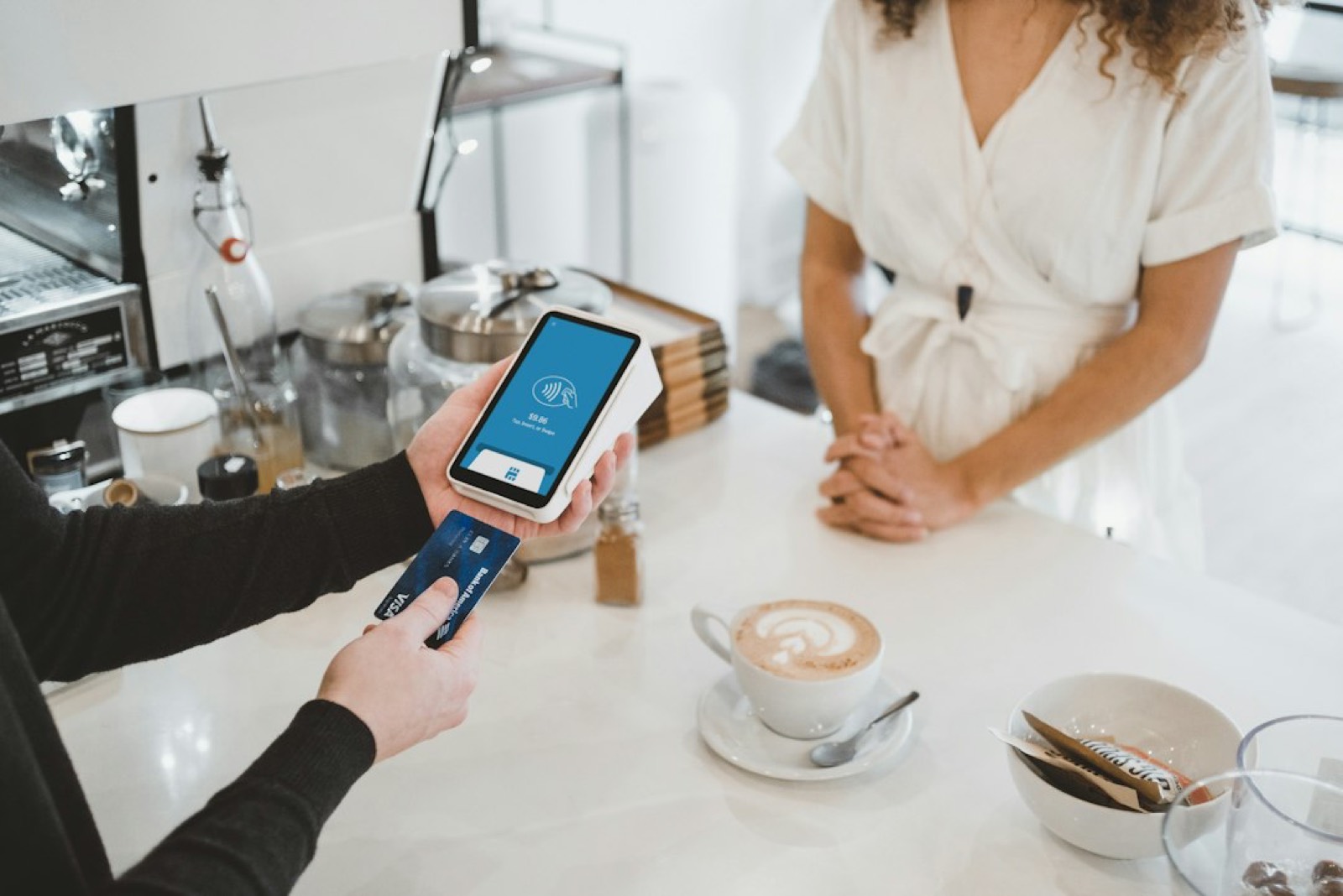 Terminal de paiement par carte posé sur le comptoir d'un commerce