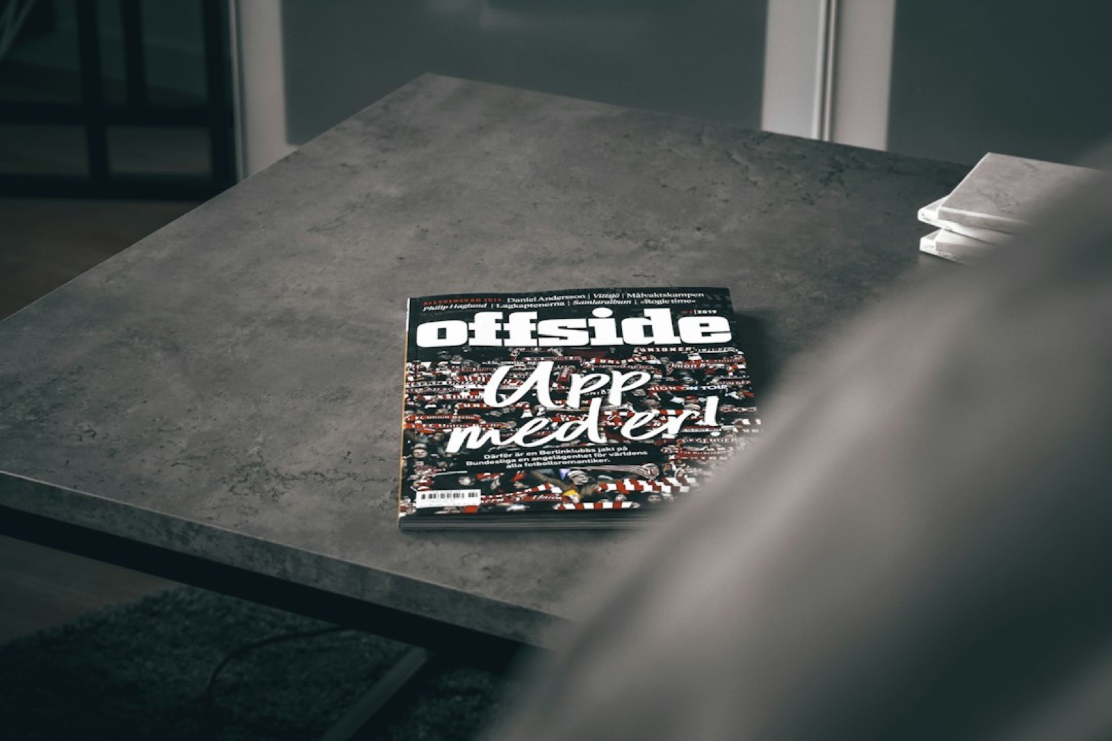 Pages d'un bulletin imprimé étalées sur une table avant relecture