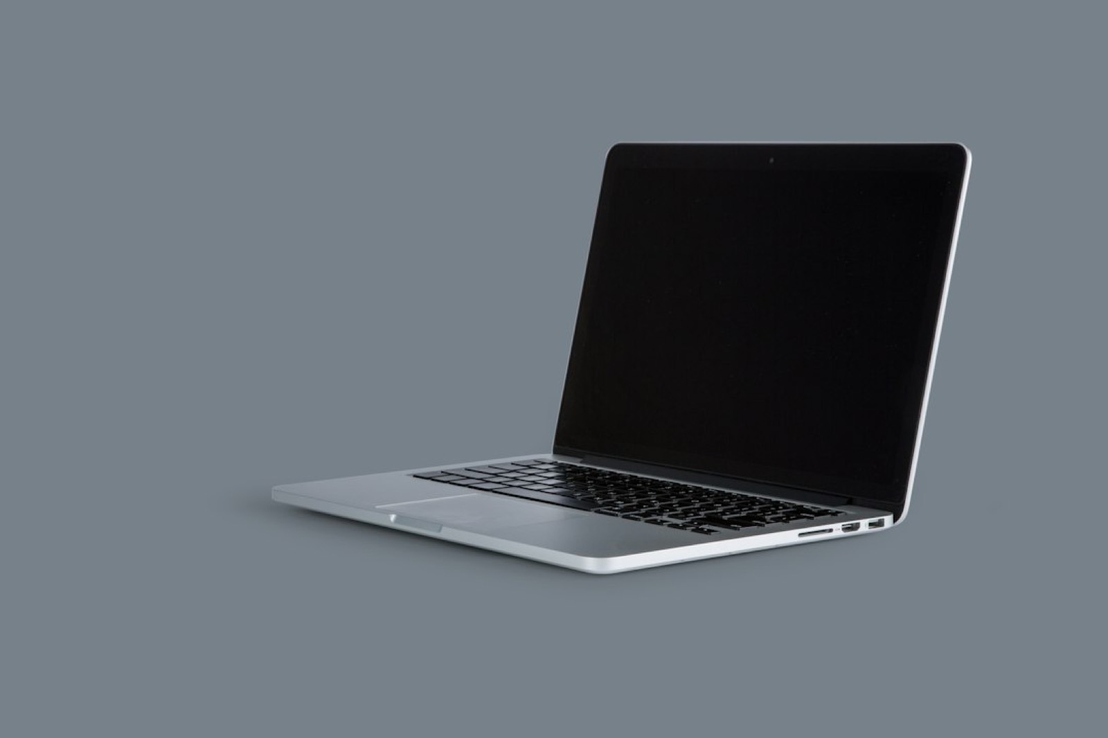 Ordinateur portable ouvert sur un logiciel de mise en page