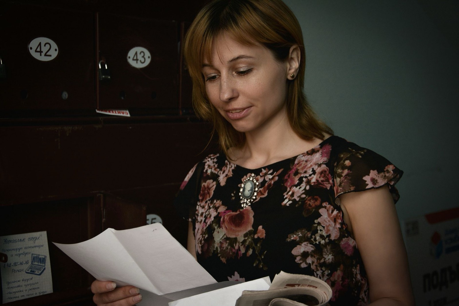 Habitant lisant son bulletin municipal près de sa boîte aux lettres