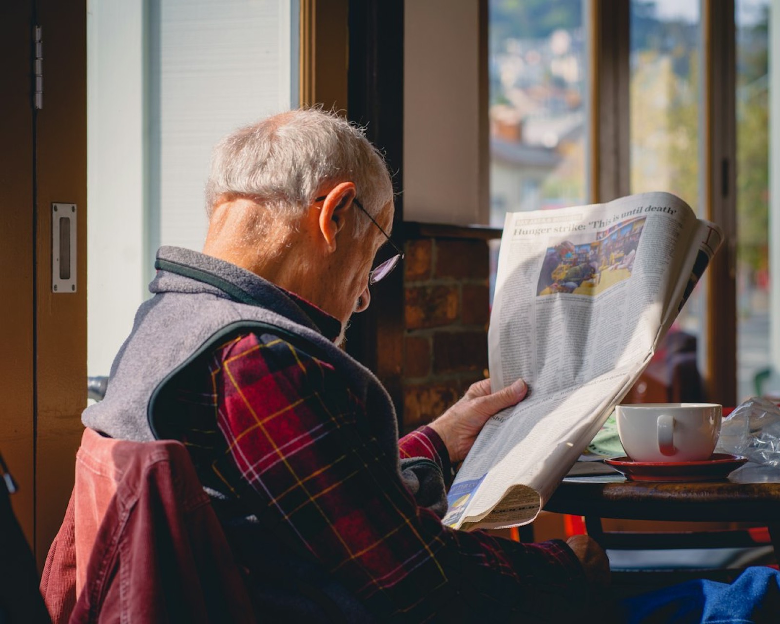 Personne en train de lire un bulletin municipal imprimé