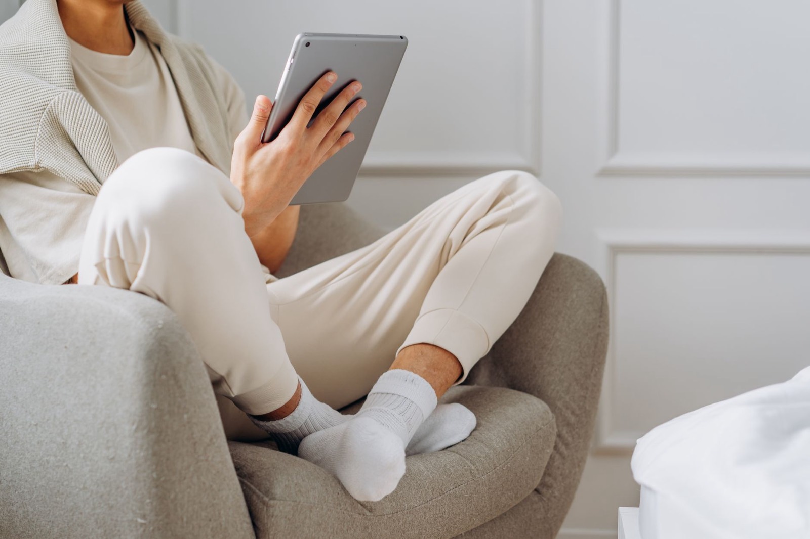 Personne consultant une newsletter municipale sur tablette