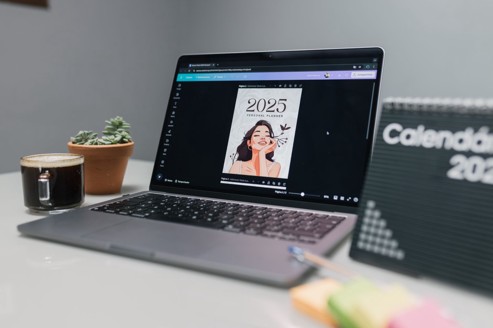 Ordinateur portable ouvert sur un calendrier de réservation posé sur un bureau de réception
