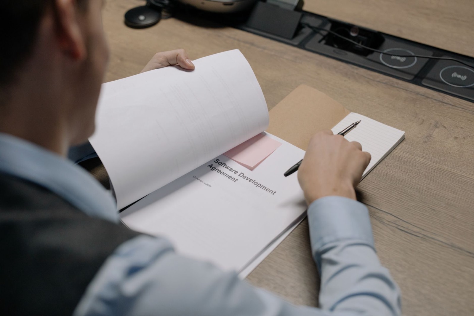 Freelance et client signant un contrat de création de site internet