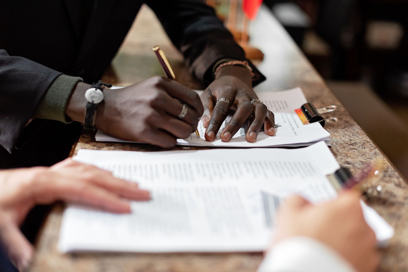 Client et prestataire signant un contrat de création de site web sur un bureau