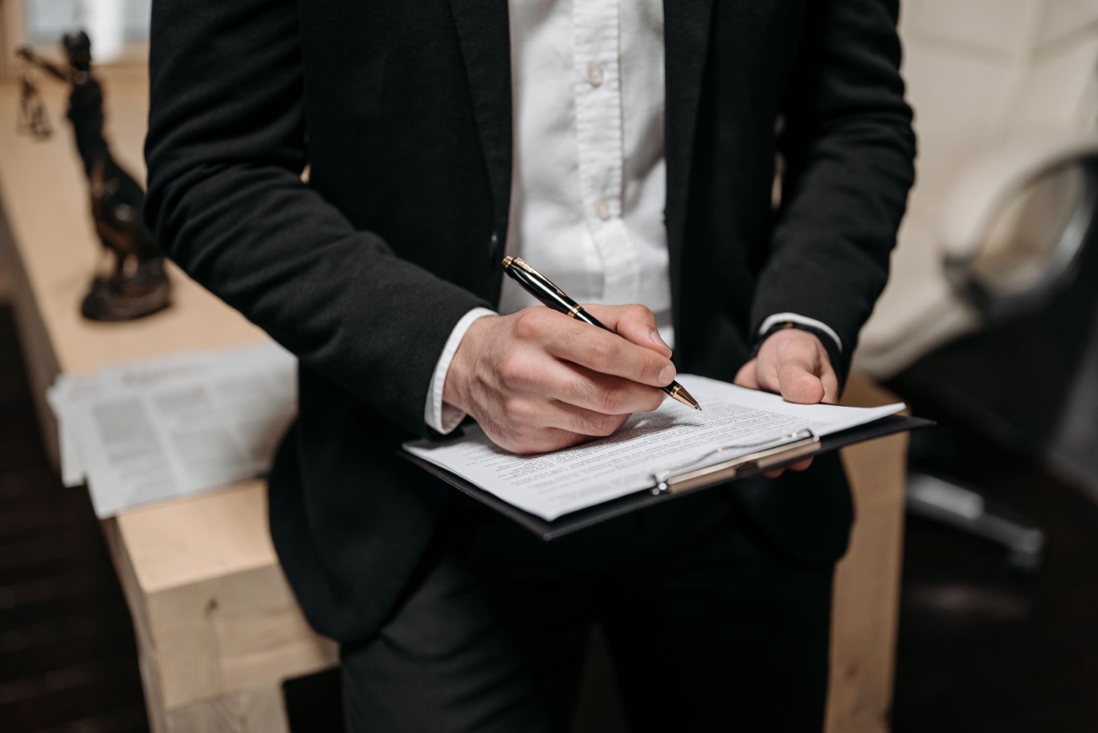 Client signant un contrat avec une agence web sur un bureau