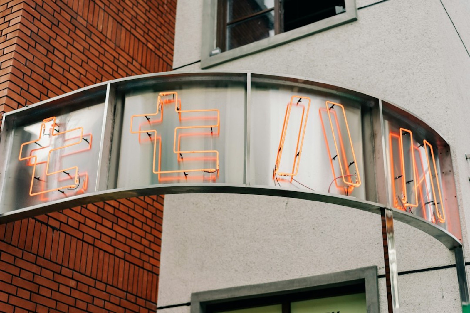 Lettres lumineuses rétro en façade d'une devanture de commerce