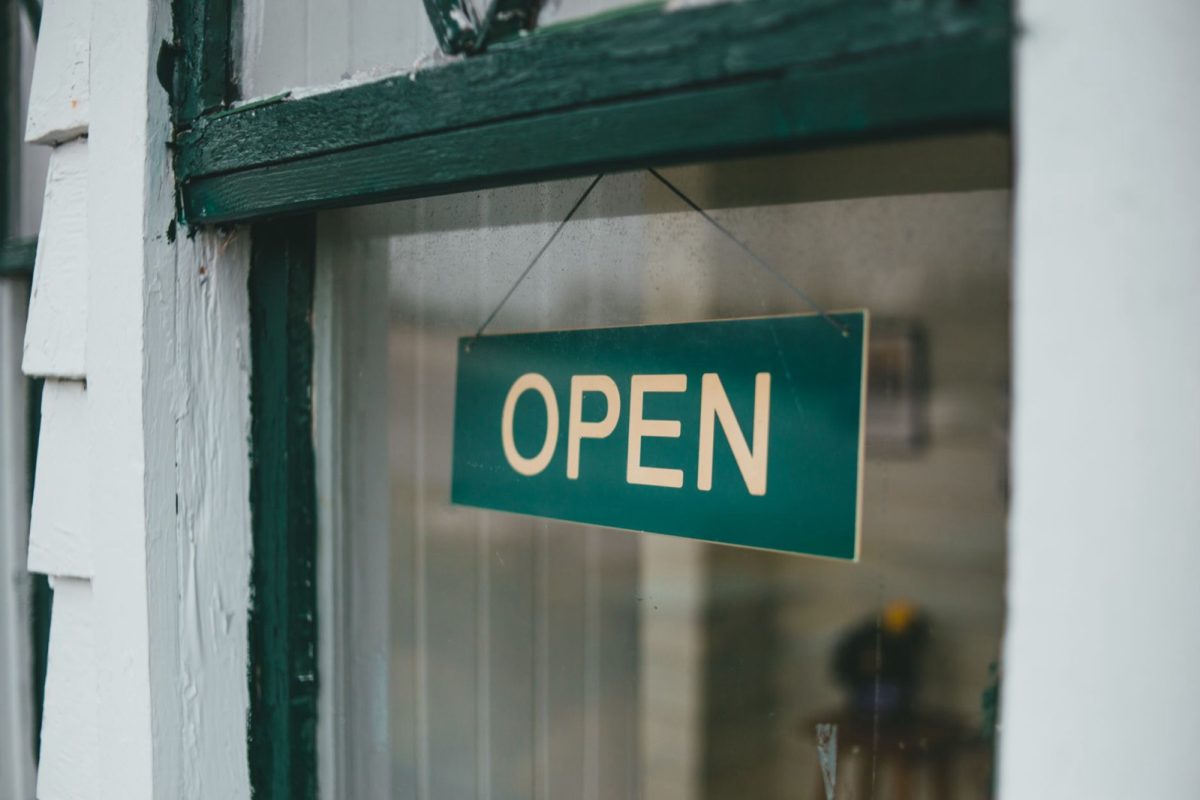 Enseigne publicitaire PVC : atouts et limites pour votre vitrine