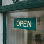 Enseigne publicitaire PVC : atouts et limites pour votre vitrine