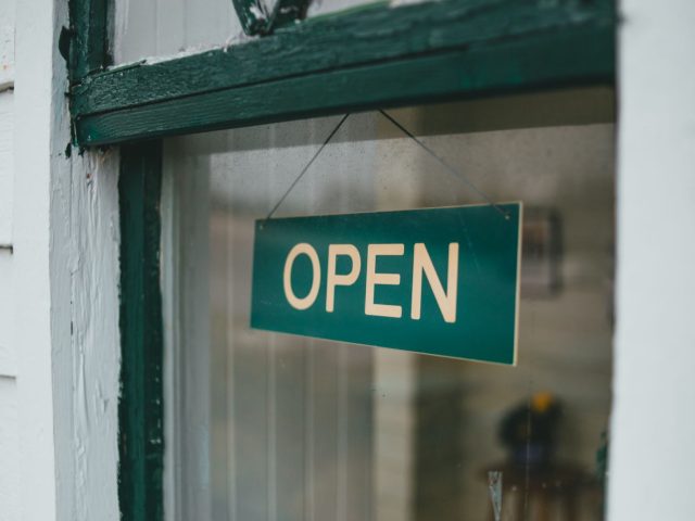 Enseigne publicitaire PVC : atouts et limites pour votre vitrine