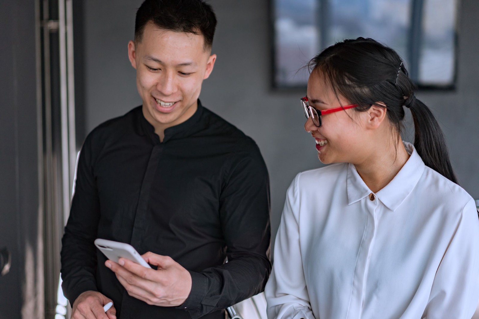 Salarié tenant un smartphone professionnel loué lors d'une réunion