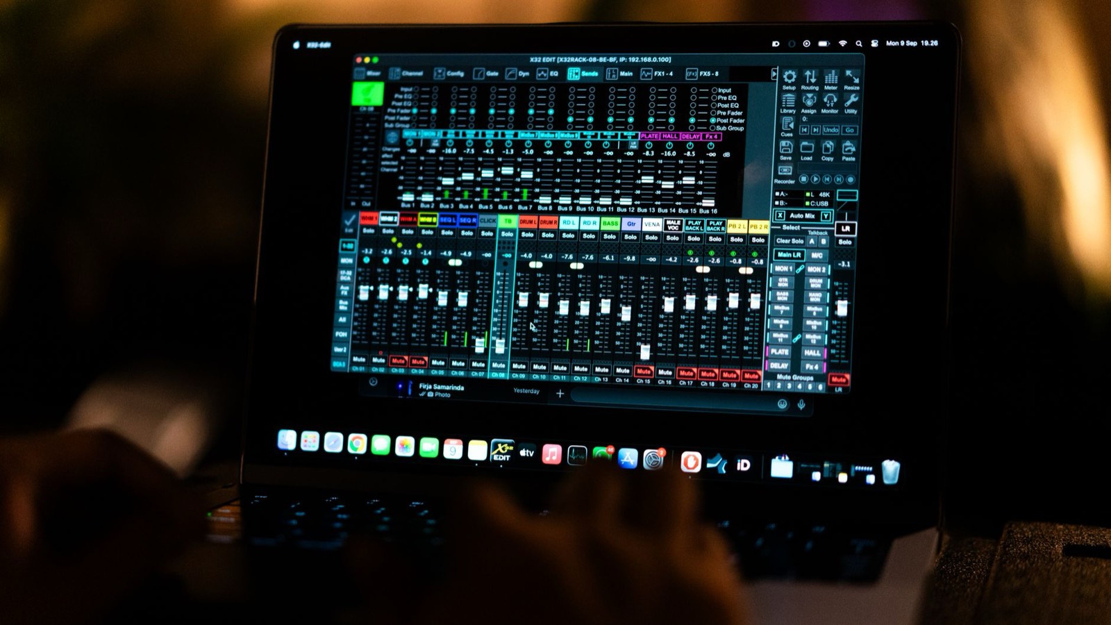 Producteur de musique travaillant sur un logiciel de gestion de production avec plusieurs pistes affichées sur ordinateur portable