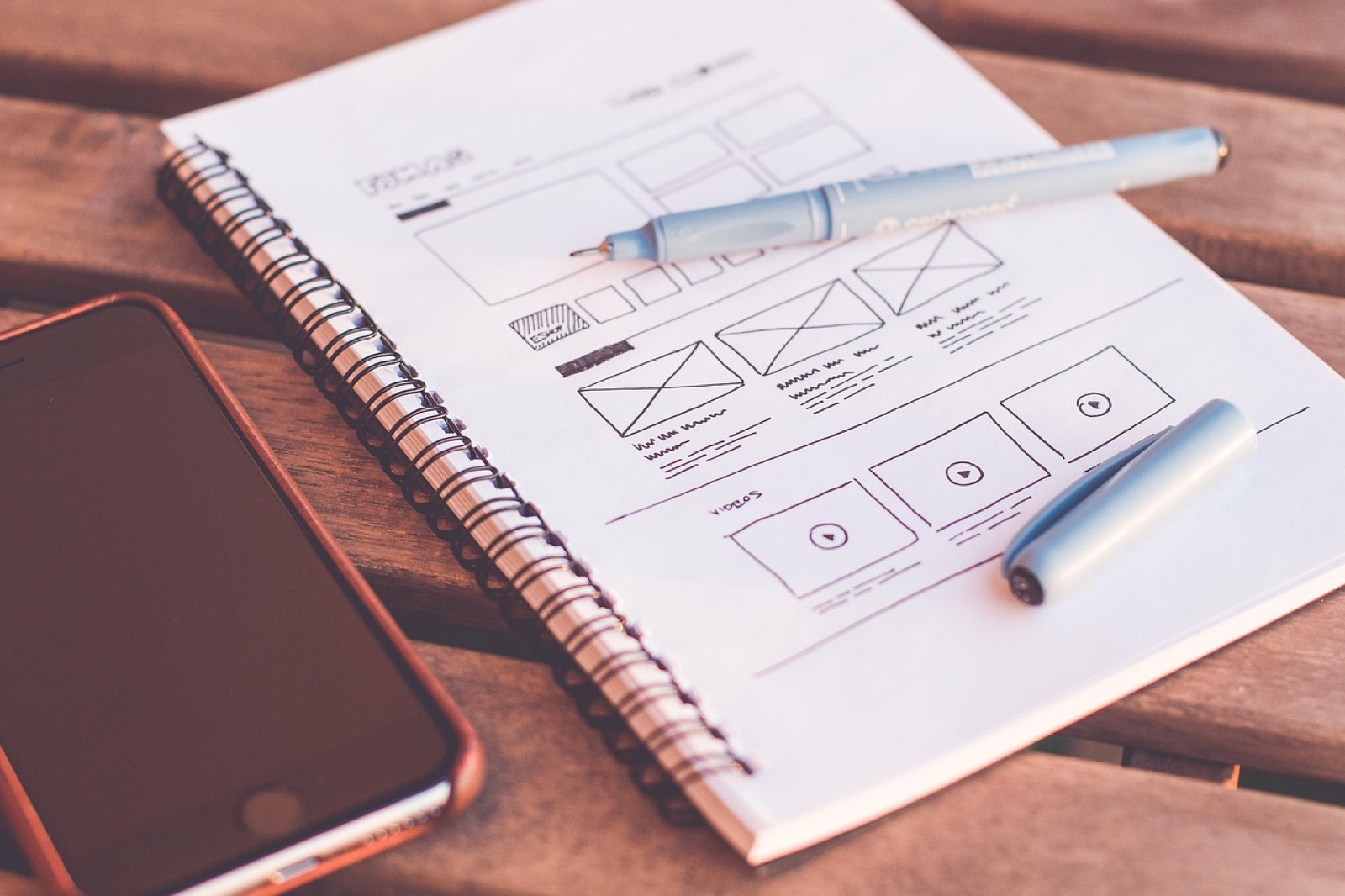esquisse de maquette de site web sur un carnet, bureau de designer