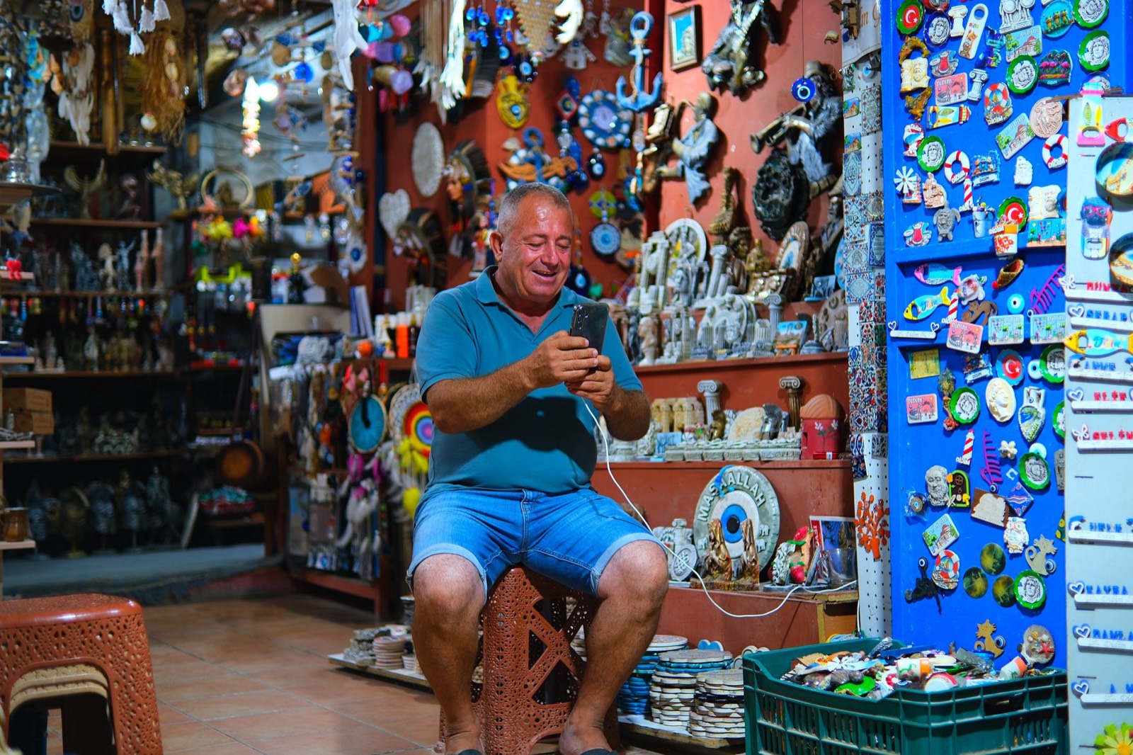 Gérante d'un petit commerce rédigeant sur son smartphone une réponse à un avis client