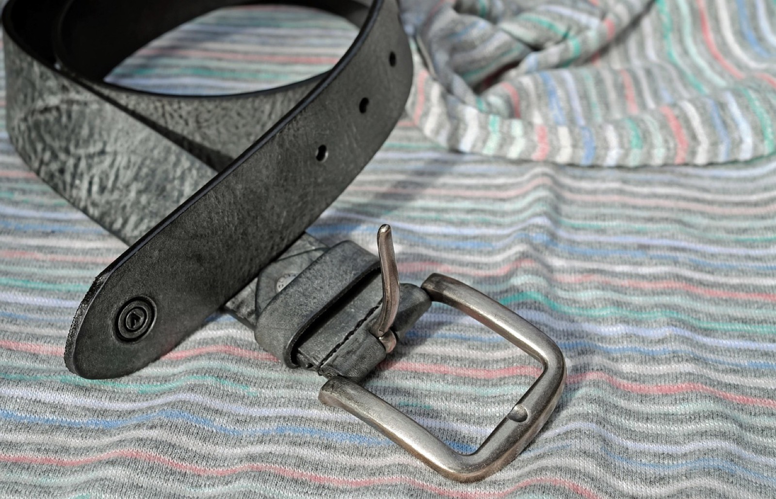 Gros plan sur une boucle métallique et une sangle de sac, pièces qui encaissent le poids au quotidien