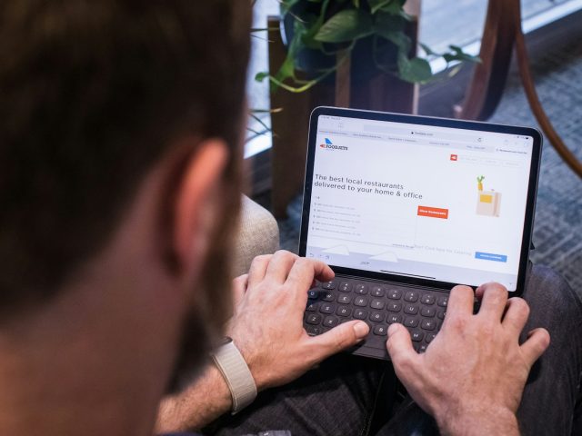 Logiciels de chat en direct : entre promesses et limites
