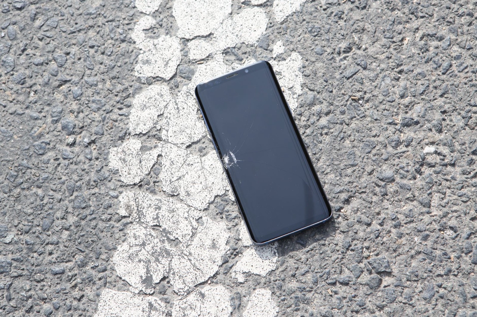 test de chute d'un smartphone sur sol en béton