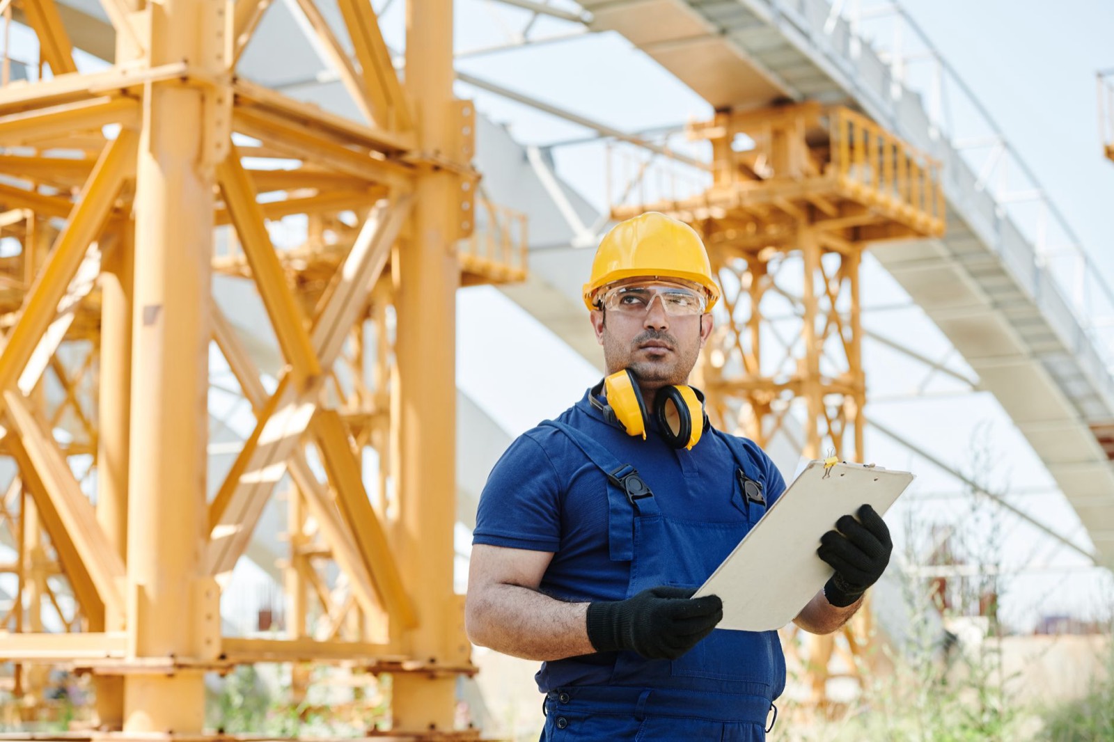 Relevé quotidien de chantier sur presse-papier