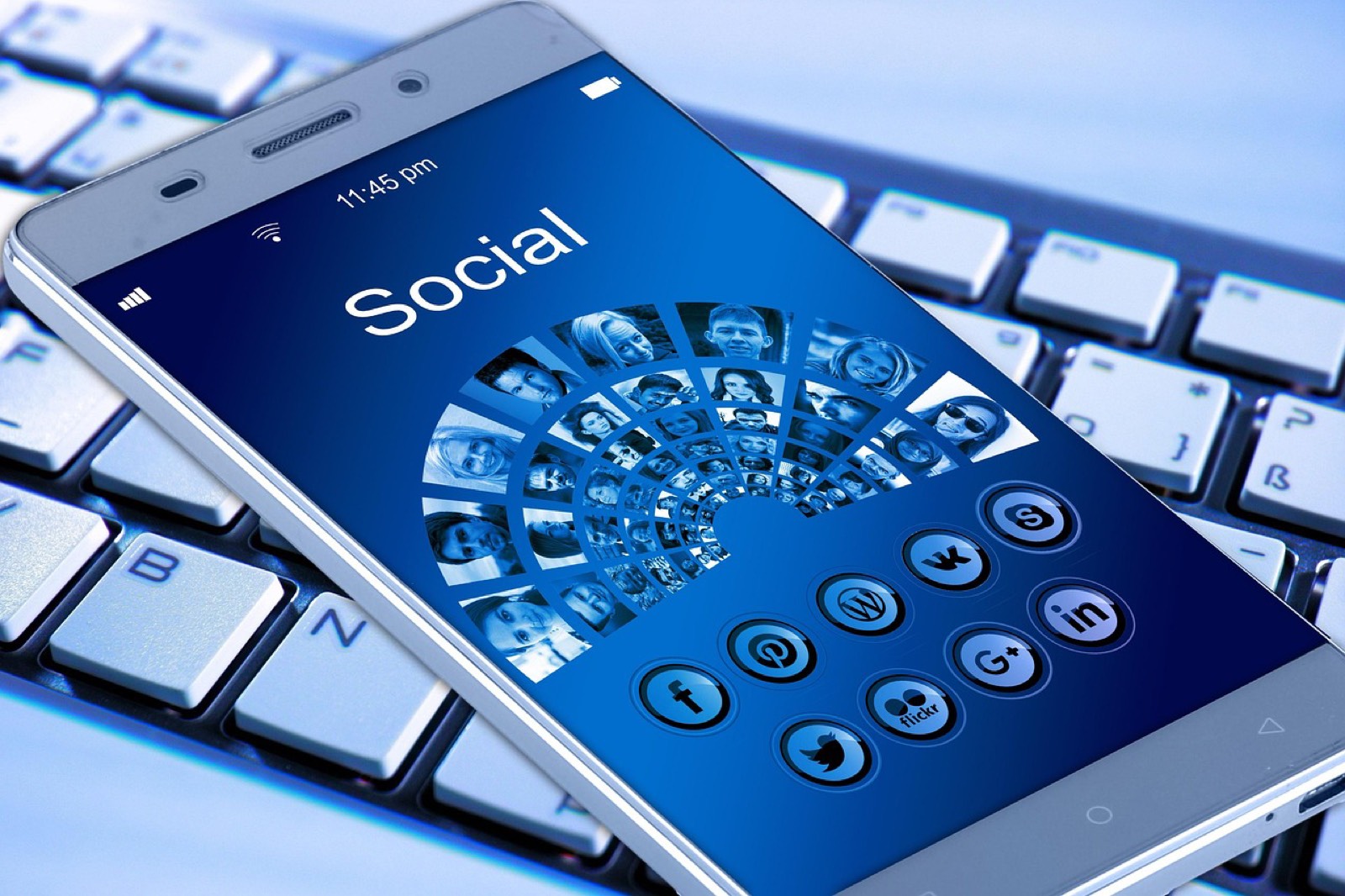 Personne consultant des avis clients en ligne sur son smartphone
