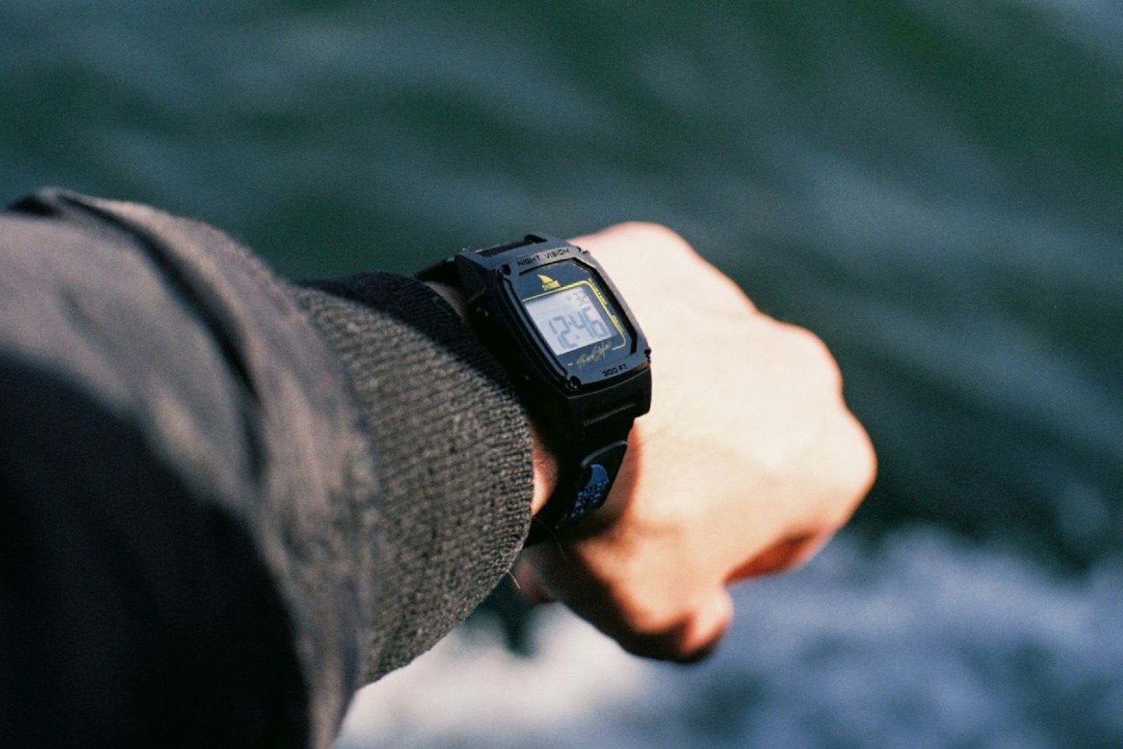 Nageuse portant une montre de sport étanche en piscine