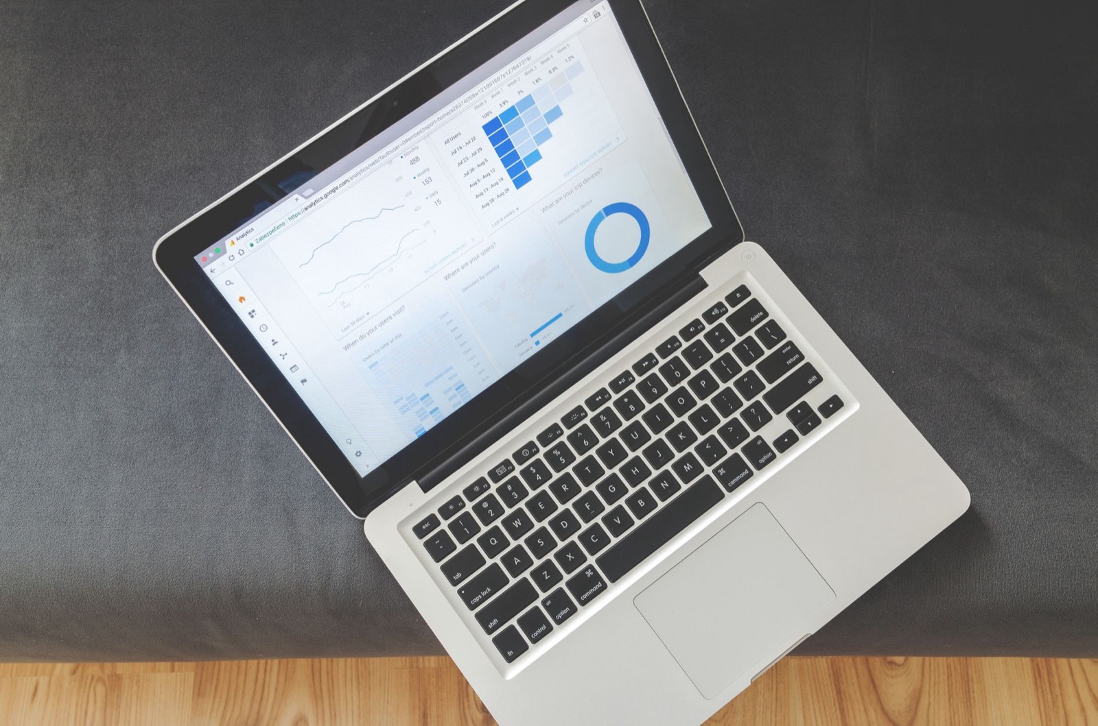 Développeur consultant un tableau de bord d'utilisation GPU sur son écran