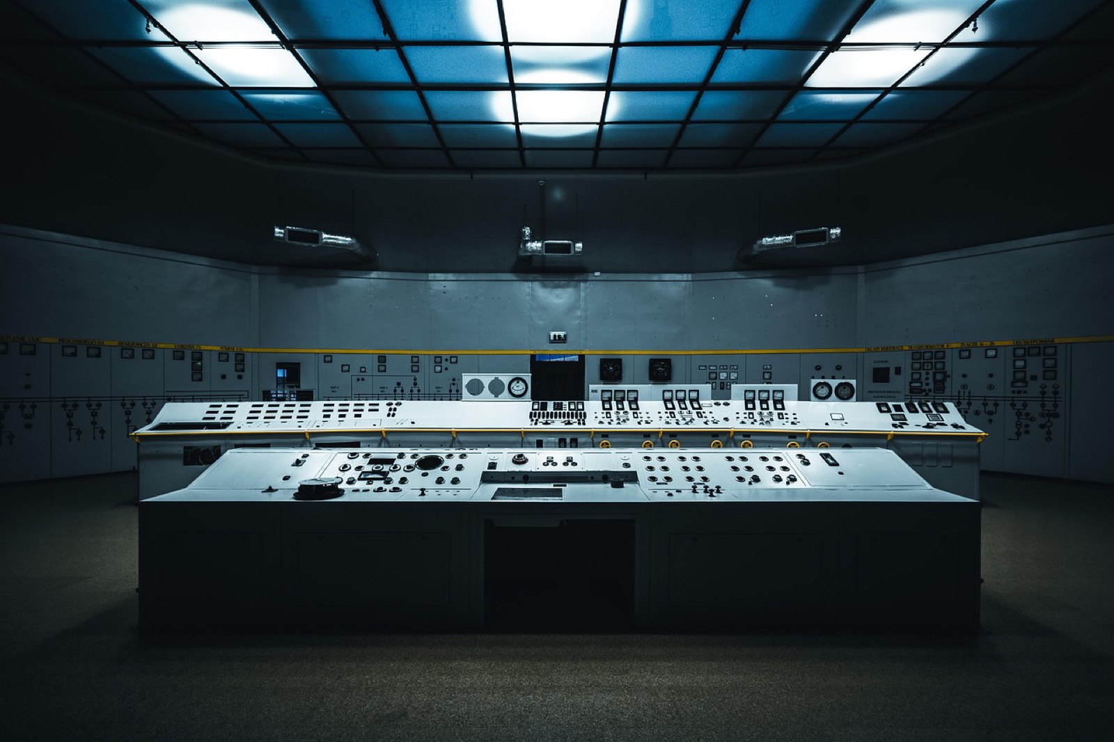 développeur suivant un tableau de bord de monitoring GPU sur plusieurs écrans